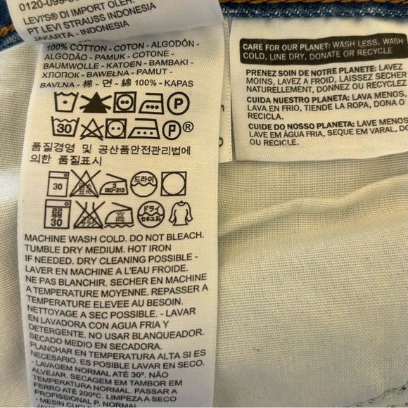 Levi 27 Mom Jeans - Picture 6 of 7